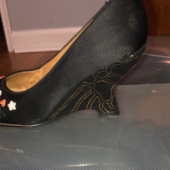 Satin - Picture 3 of 3